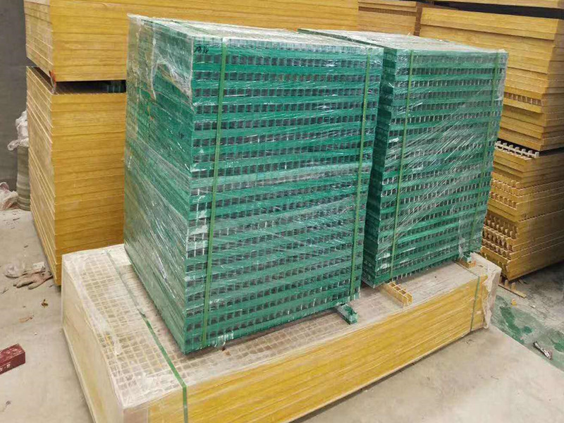 绿色国标格栅玻璃钢打包发货(图1)